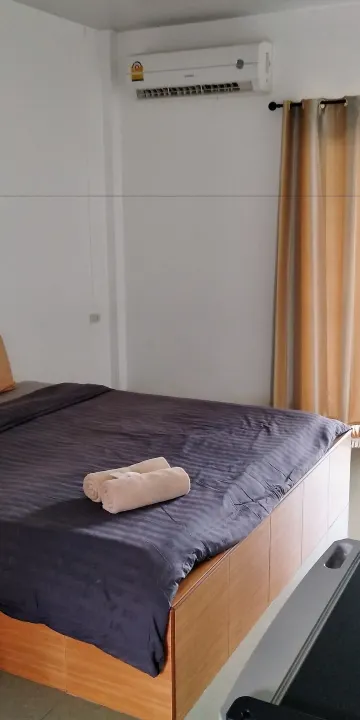 ห้องเตียงใหญ่ พร้อมวิวสวน