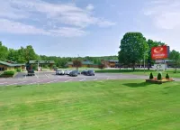 Quality Inn & Suites Munising - Parking