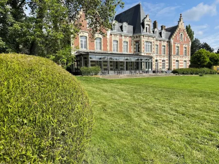 Hôtel Château Tilques Отели в г. Эперлек