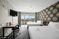 Heartland Ambassador Hotel Hamilton - balcony