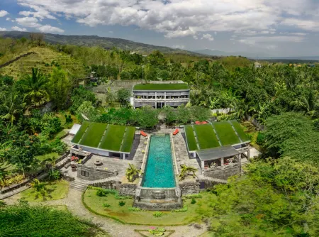 Le Mirage Villa Santai Отели рядом с достопримечательностью «GKII BUKIT KALVARI BANYUSERI»