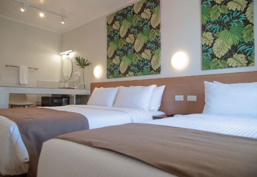 여행 가방과 호텔 키