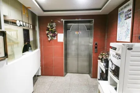 Whitehouse Motel Отели в г. Сосан