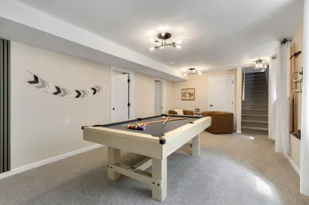 Downtown Windsor Home With Hot Tub & Pool Table