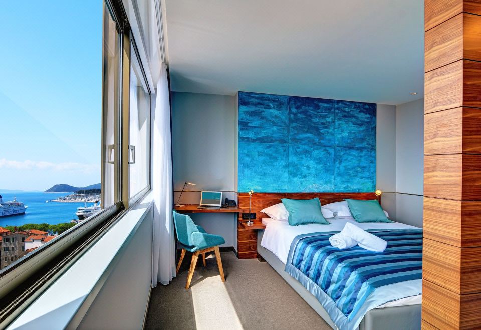 Horizon Luxury Suites의 편안한 침실