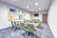 Holiday Inn Express & Suites MOORE by IHG - parking