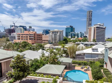 Spring Hill Mews Apartments Отели рядом с достопримечательностью «The Old Windmill»