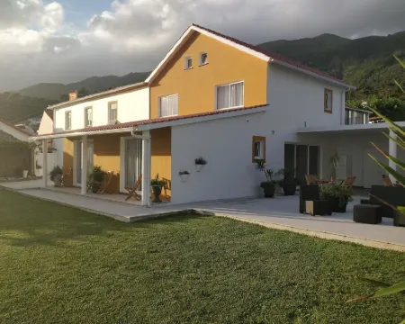 Casa d'Avó Guesthouse and Apartment Hotels in Velas