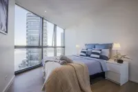Docklands High Level 1 Bedroom Apartment with Pool by KozyGuru Hotel di Docklands