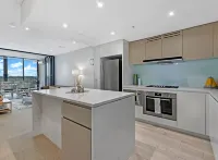KozyGuru / Wentworth Point / 1 Bed Waterview Apt / Nwp017-1705