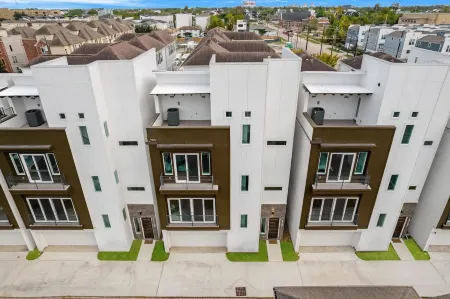 Luxurious 3 Bed3 Bath Near Downtown Houston Отели рядом с достопримечательностью «Lord of the Streets Episcopal Church»