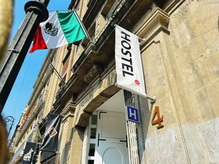 Hostel Mundo Joven Catedral Отели рядом со станцией Autobuses Poniente Station