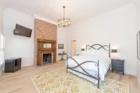 Benson Guest House Отели в г. Ювалде