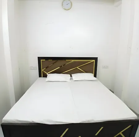 Awadh Biharee Inn Отели в г. Айодхья