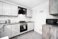 3-Bed House, Sleeps 5, Bham Airport, Parking Hotels in Fordbridge