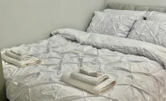 Luxurious Wolverhampton Retreat with 4 Bedrooms