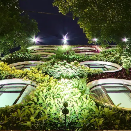 Flora by Crossroads Hotel Отели рядом с достопримечательностью «Станция метро Dang Wangi»