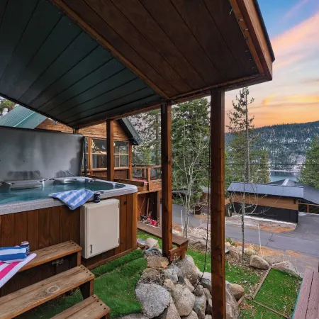 Denton by Avantstay Hot Tub, Deck w/ Fire Pit Near Skiing & Lake!