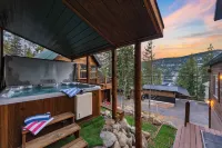 Denton by Avantstay Hot Tub, Deck w/ Fire Pit Near Skiing & Lake!