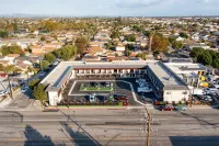 Aspire Inn Studios & Spas Hotels in Paramount