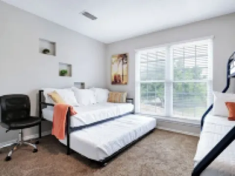 Spacious 5-bedroom house with private pool in a central San Antonio location. โรงแรมในLive Oak