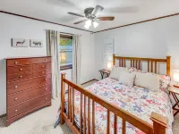 White Pines Cabin: Ideal Location for Family, Fishing & Fun~Inc. 12 Boats+Motor! - Wi-Fi