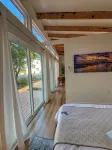 Centrally located St. Louis and Arch view. Complimentary water,wine & breakfast