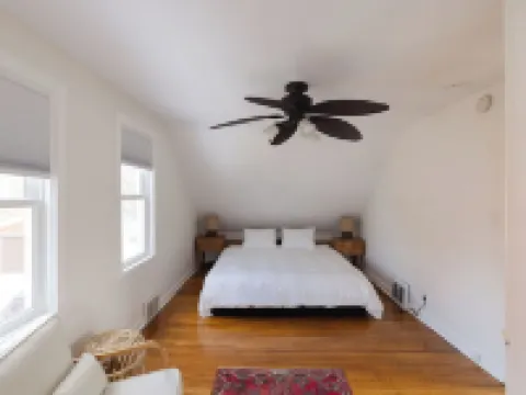 Charming & Cozy 2-Bedroom Retreat Near Lake Minnetonka – Perfect family place Hotels in Minnetonka