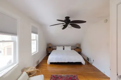 Charming & Cozy 2-Bedroom Retreat Near Lake Minnetonka – Perfect family place