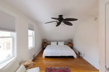 Charming & Cozy 2-Bedroom Retreat Near Lake Minnetonka – Perfect family place Отели рядом с достопримечательностью «Моррис Миннетонка Сабару»