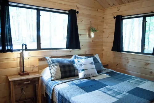 Cozy 2-bedroom cabin with hot tub nestled in the woods of Morgan County