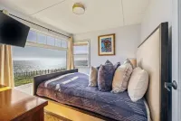 Spectacular Oceanfront, massive fenced yard, with Spa Mendocino Coast in Gualala