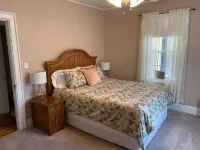 Charming 2-bedroom house in Fayetteville close to National Park and downtown.