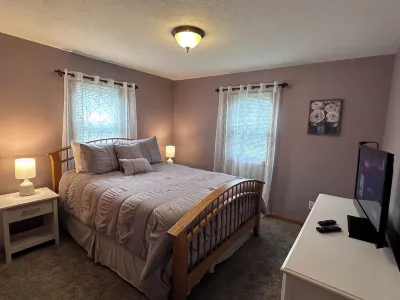 Charming 3-bedroom house with WiFi and AC in Erie Hotels near Walmart Supercenter