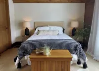 Cozy Rocky Mnt. Chalet/Spa, private lake, close to Denver, RedRocks, Outdoor fun