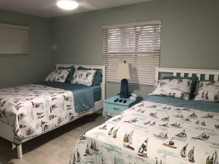 Newly Renovated Coastal Style house Отели в г. Себастиан