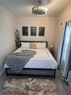 Modern 2BD/2BA Oasis 1 mile from Downtown with Hot Tub Hotels in der Nähe von Crossroads Bible College