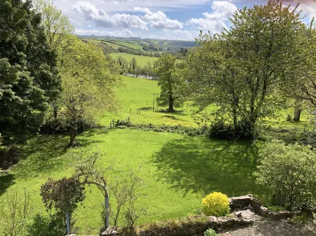 Idyllic Location, Stunning Views, Relax & Refresh in Peace & Comfort Отели в г. Лландисал