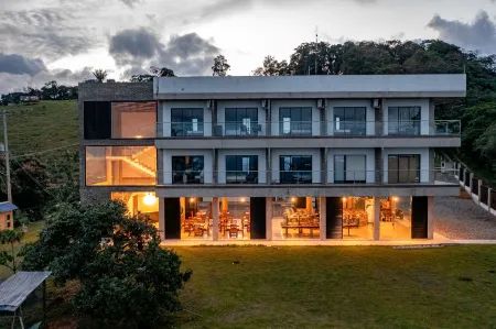 Guayupes Hotel de Aventura Отели в г. Акасиас