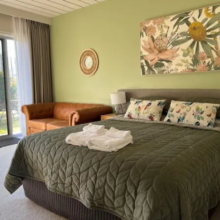Riverbank Park Motel