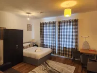 Immaculate 1-Bed Apartment in Greenhithe Hotels in Stone