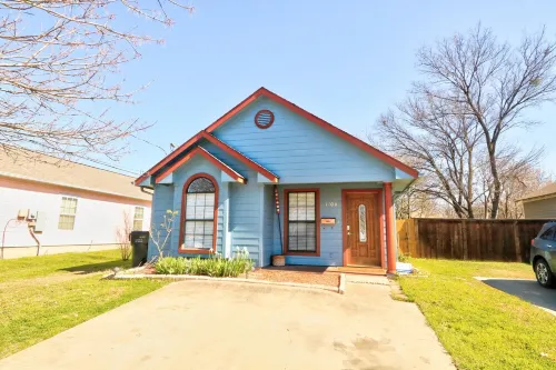 Bright & Cozy Retreat in the Heart of Plano Downtown Private Stay w Backyard