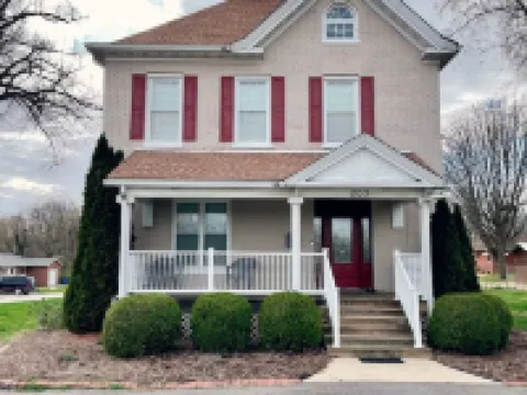 Elm Street Escape- Easy Access to Alton & STL Hotels in Alton