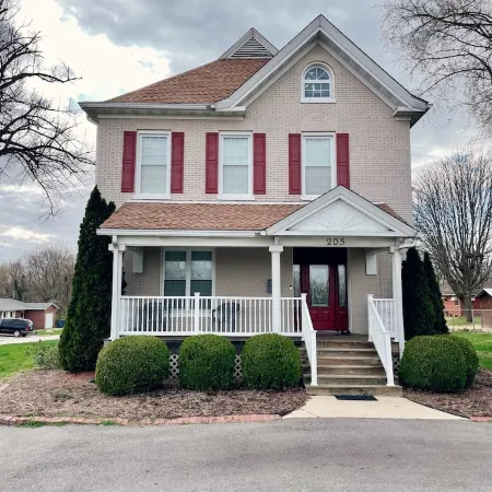 Elm Street Escape- Easy Access to Alton & STL