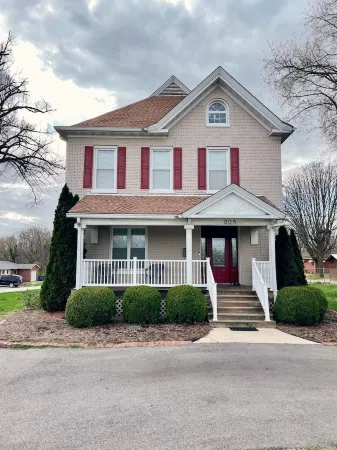 Elm Street Escape- Easy Access to Alton & STL