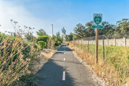 Luxury valley Getaway, Napa, wine country, pvt backyard, fire pit and more.. Отели в г. Фейрфилд