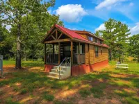 Barnwell Mountain Cabins #1: Cabin/tiny home w/loft in Gilmer across from BMRA Hotels in Upshur County