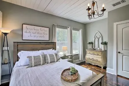 Large Family Cottage Near Main St Shops! Sleeps 9. Отели в г. Ювалде