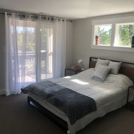 Modern, new and close to lake