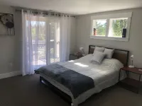 Modern, new and close to lake 萊克奧斯韋戈附近的飯店